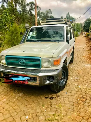 Toyota Land Cruiser 2011 White