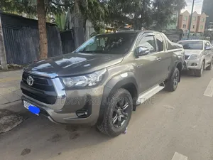 Photo - Toyota Hilux 2021 Gray