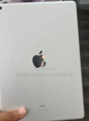 New Apple iPad 9.7 64 GB Silver