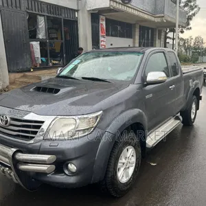 Photo - Toyota Hilux 2013 White