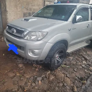 Photo - Toyota Hilux 2010 White