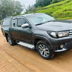 Photo - Toyota Hilux 2018 Gray