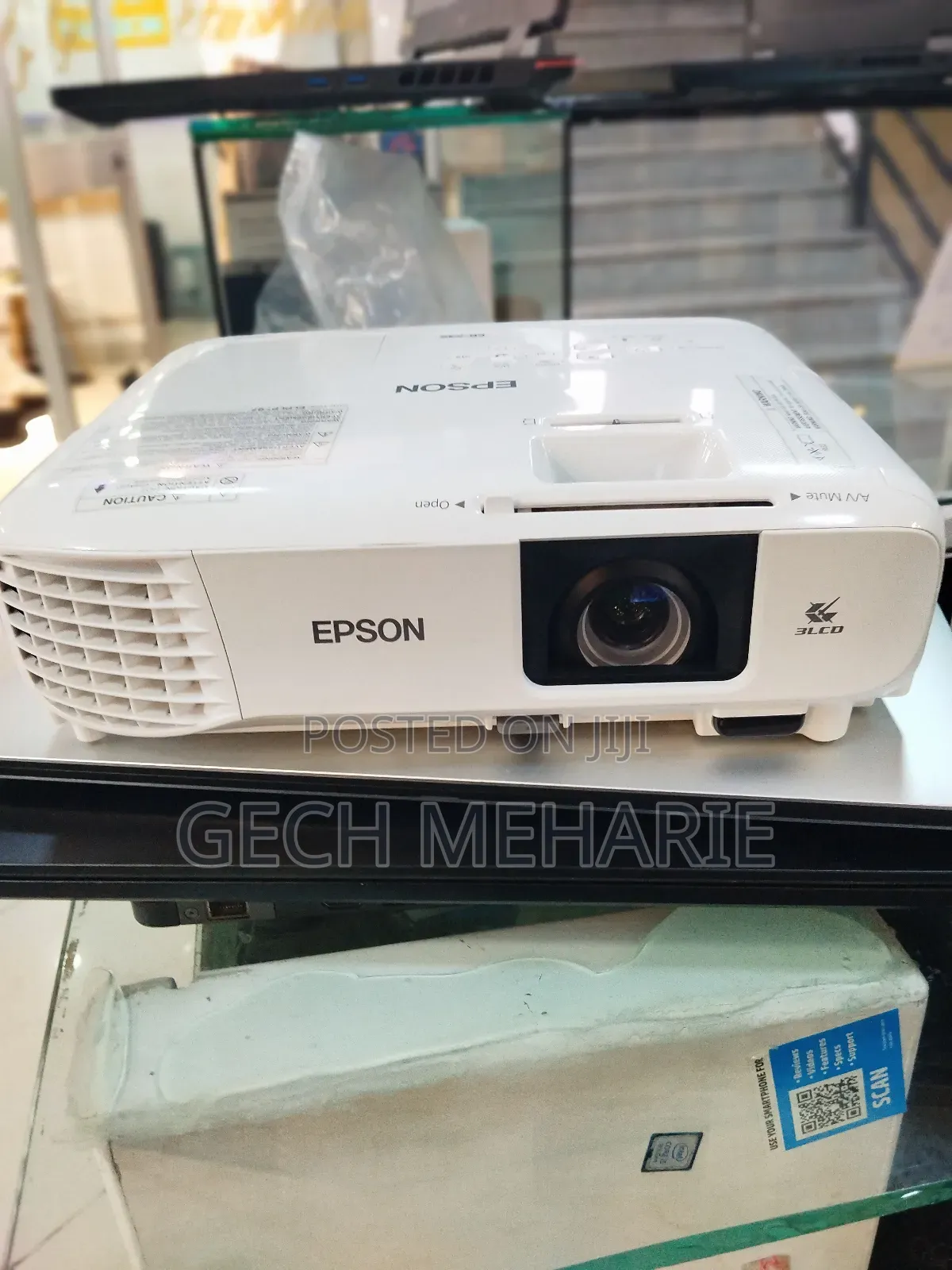 Brand New Epson Projector
With Manual Cd and Cartoon 
Mode