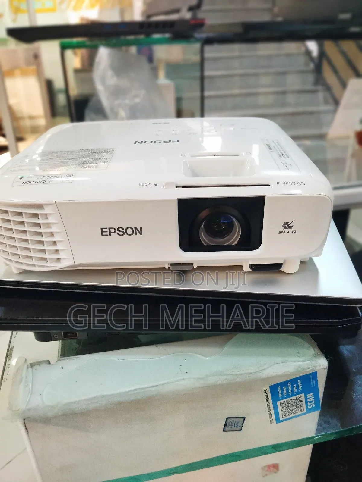Brand New Epson Projector
With Manual Cd and Cartoon 
Mode