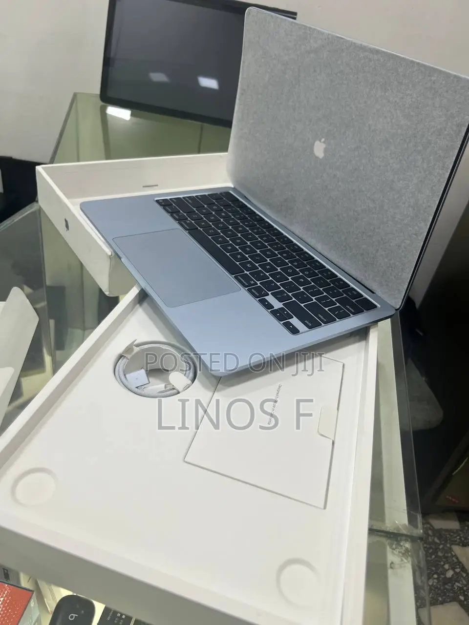 New Laptop Apple MacBook Air 2025 M4 13-Inch 8GB Apple M4 Pro SSD 256GB