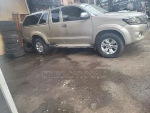 Photo - Toyota Hilux 2013 Gold