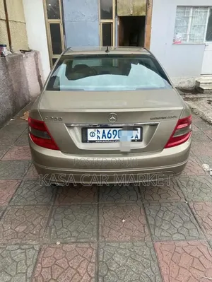 Mercedes-Benz C200 2010 Gold