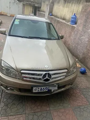 Photo - Mercedes-Benz C200 2010 Gold