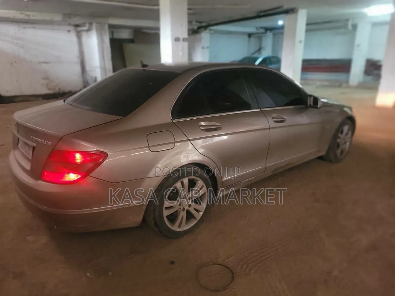 Mercedes-Benz C200 2010 Gold