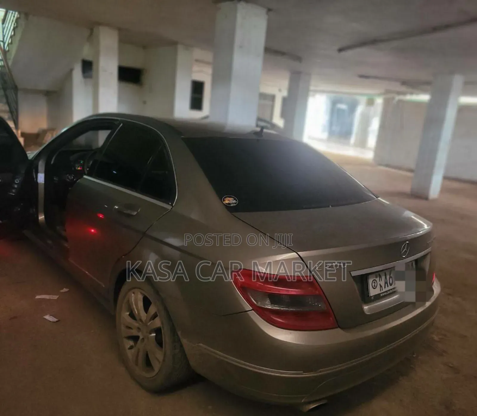Mercedes-Benz C200 2010 Gold