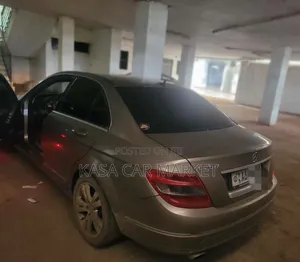 Mercedes-Benz C200 2010 Gold