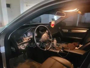 Mercedes-Benz C200 2010 Gold