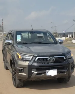 Photo - Toyota Hilux 2023 Gray
