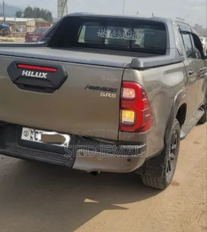 Toyota Hilux 2023 Gray