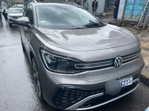 Photo - Volkswagen ID.6 2023 Gold