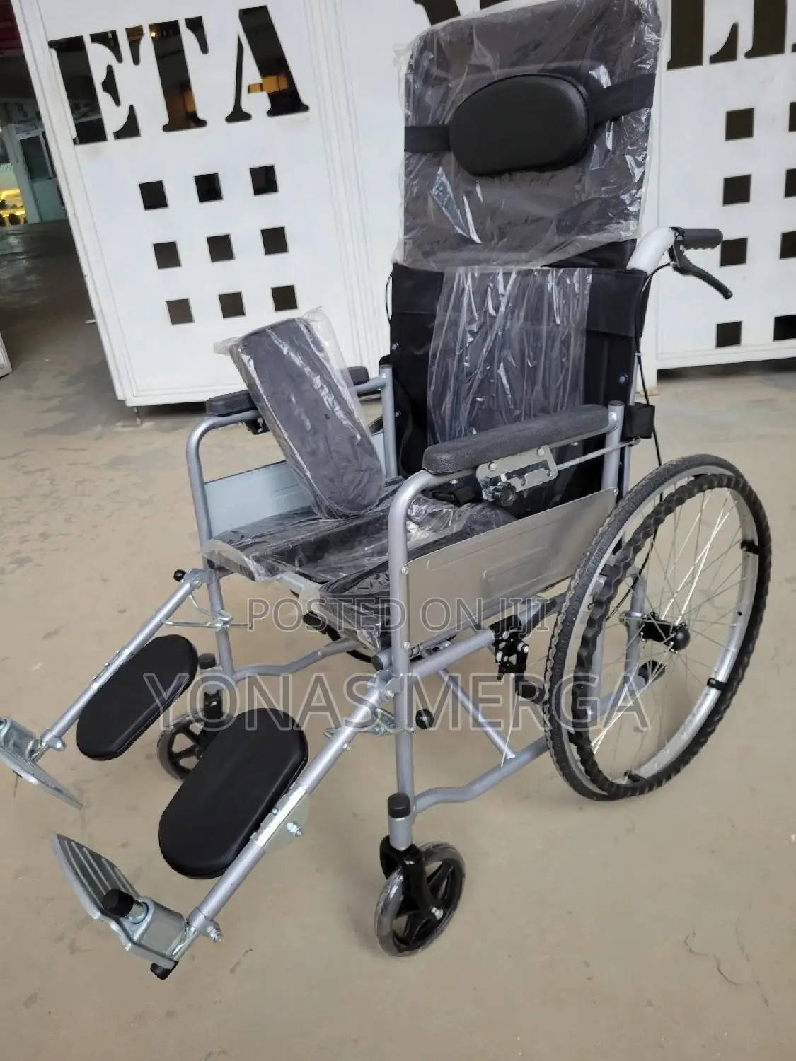 Toilet Wheelchair//Adjustable: The Back Is Completely Lying
