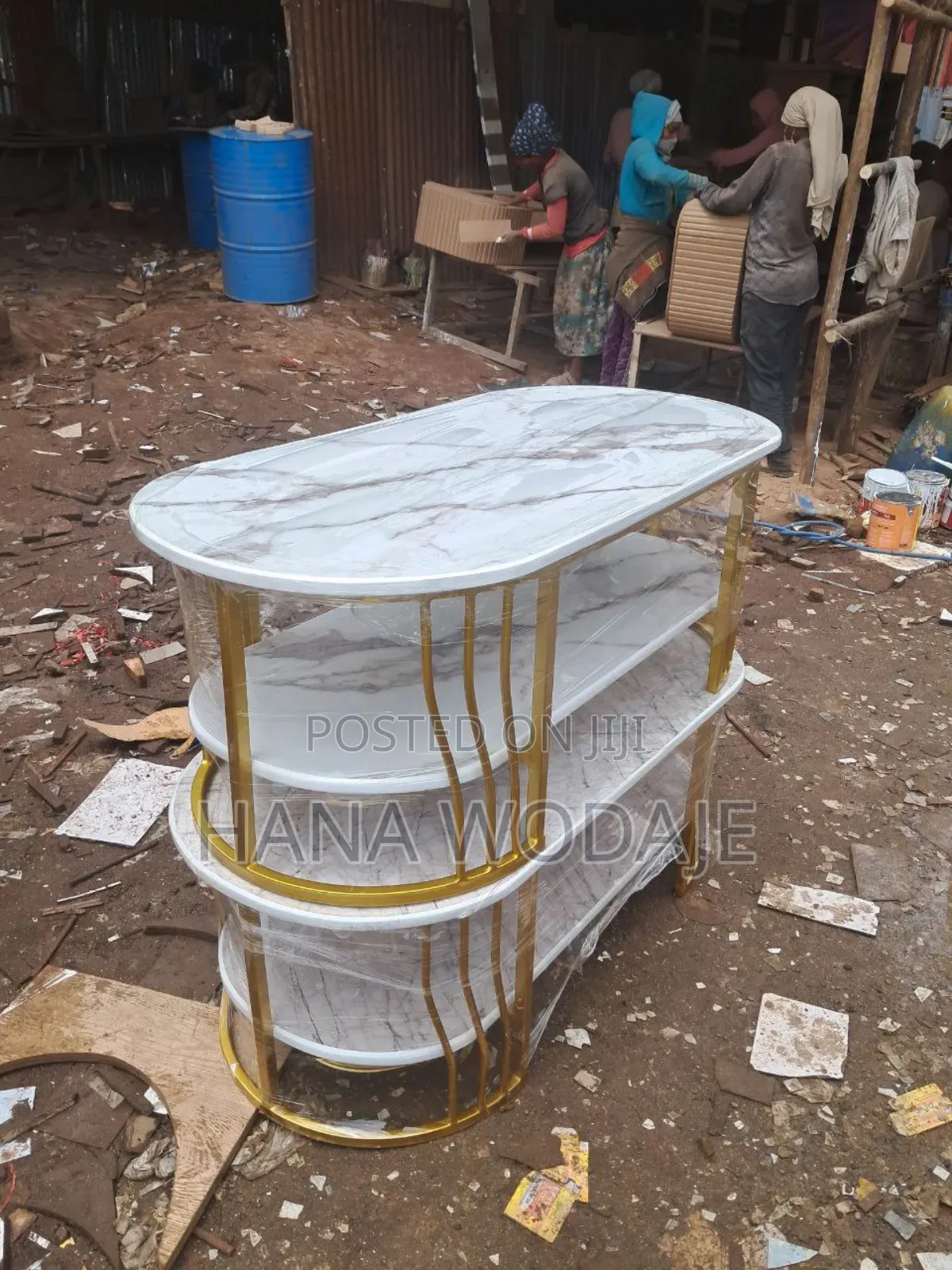 በላምኔት የተሰሩ ኦቫል ቴብል