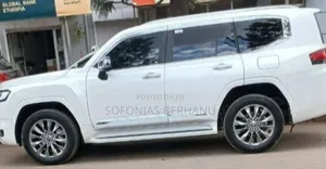 Photo - Toyota Land Cruiser 2022 White