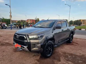 Photo - Toyota Hilux 2021 Beige