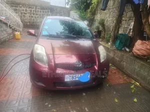 Photo - Toyota Yaris 2010 Burgundy