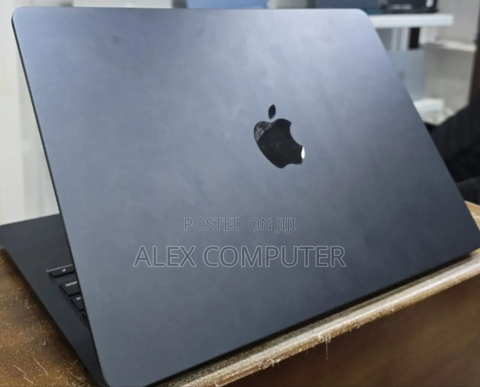 New Laptop Apple MacBook Air 2022 M2 8GB Apple M2 SSD 256GB