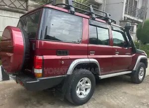 Photo - Toyota Land Cruiser 2021 Burgundy