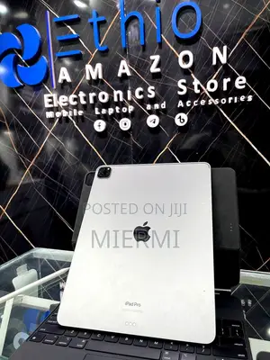 Photo - Apple iPad Pro (2022) 128 GB Gray