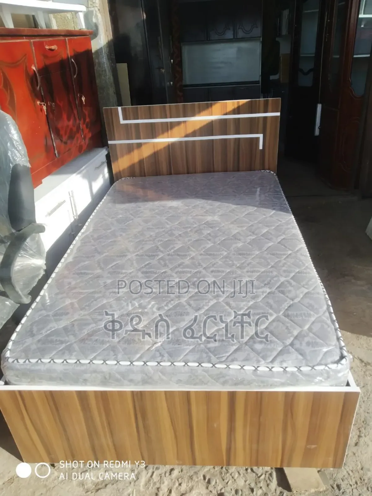 1.20c.M አልጋ ከነፍራሹ