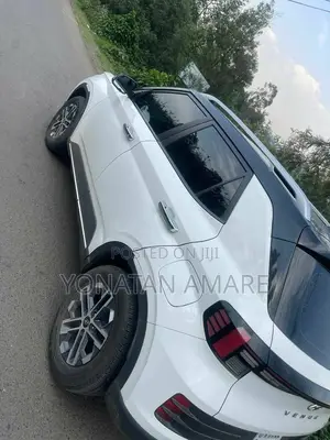 Hyundai Venue 2023 White