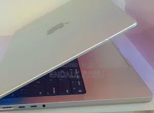 New Laptop 16GB Apple M1 SSD 512GB