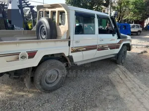 Toyota Land Cruiser 2016 White