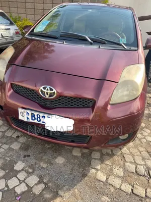 Photo - Toyota Yaris 2010 Burgundy