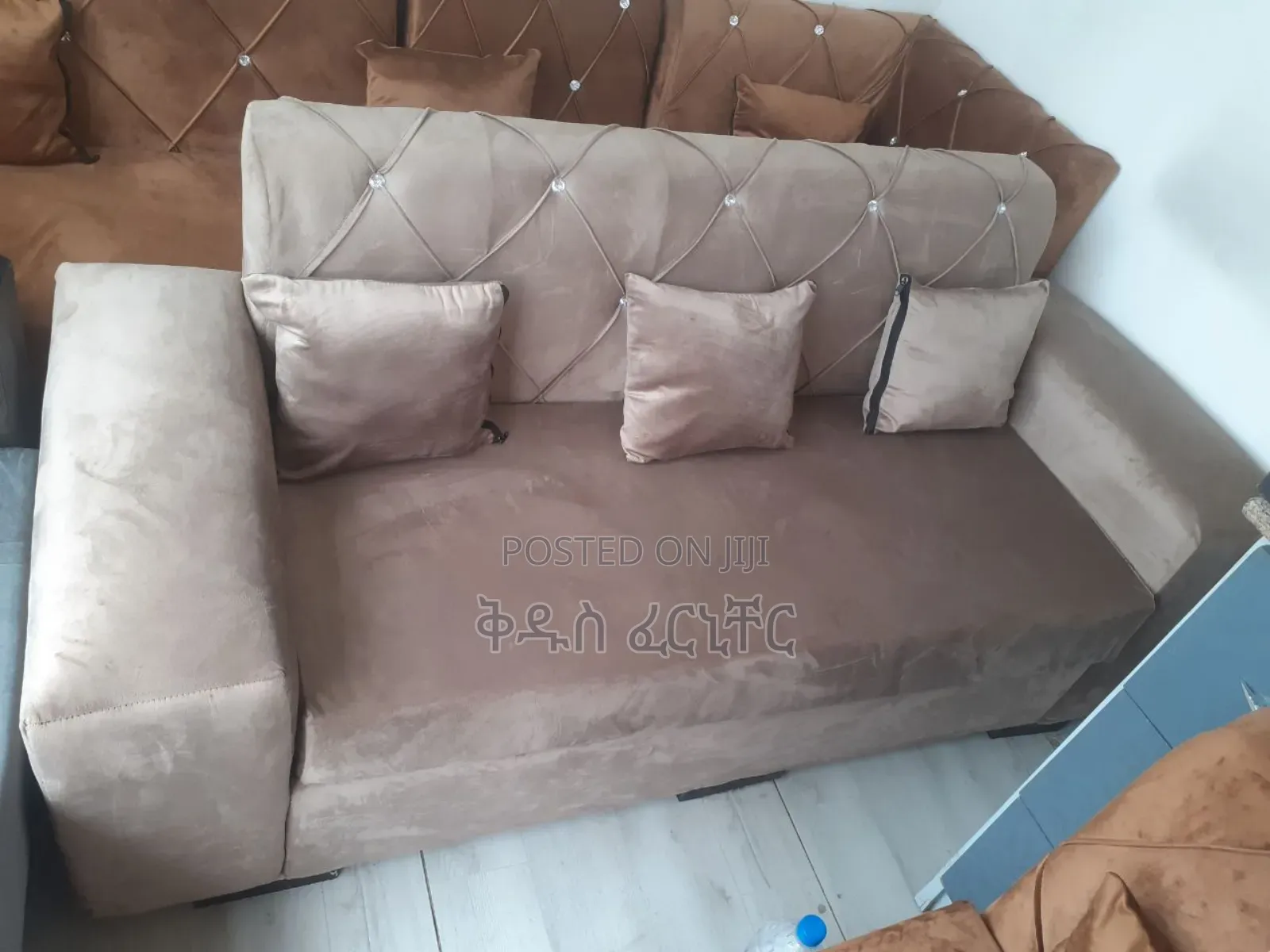 በጥራት የተሰሩ 6 ሰው የሚያስቀምጡ 2 ባለ 3 ሶፋዎች