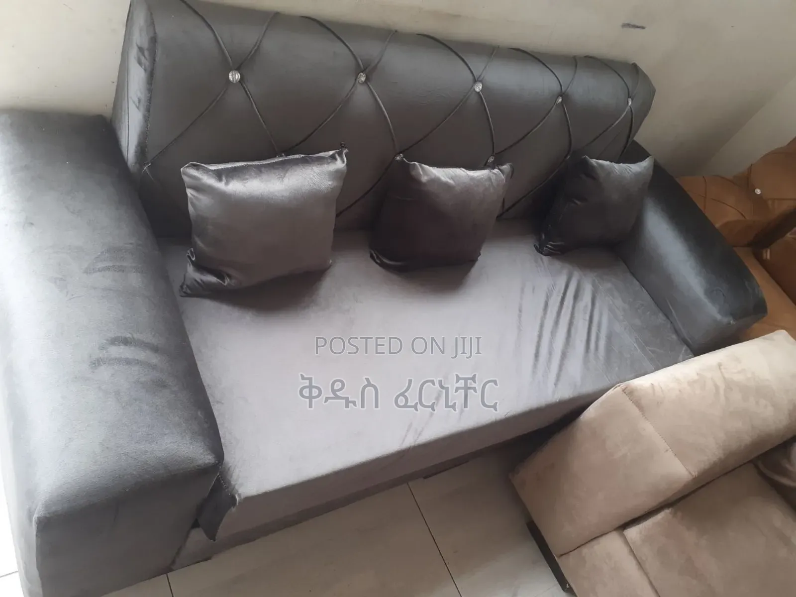 በጥራት የተሰሩ 6 ሰው የሚያስቀምጡ 2 ባለ 3 ሶፋዎች