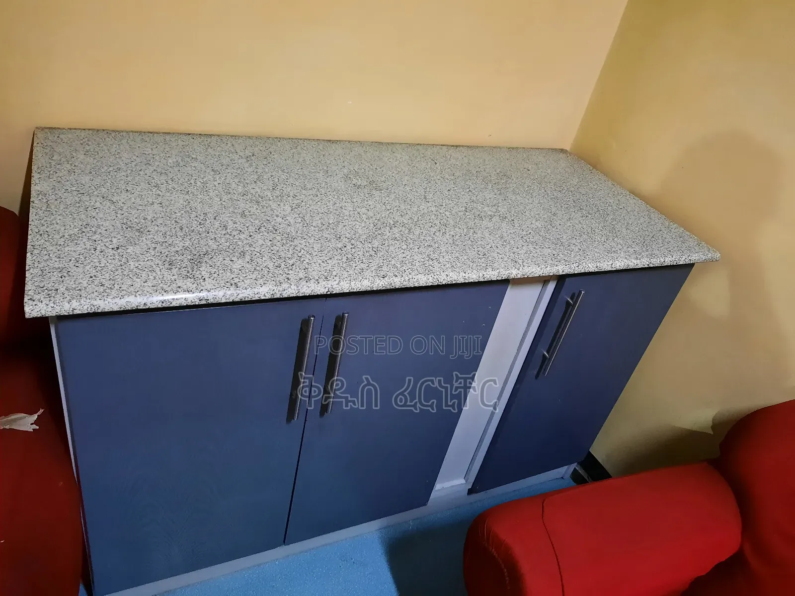 ኦርጅናል እምነበረድ የተገጠመለት ተሰቃይ ኪችን ካብኔት