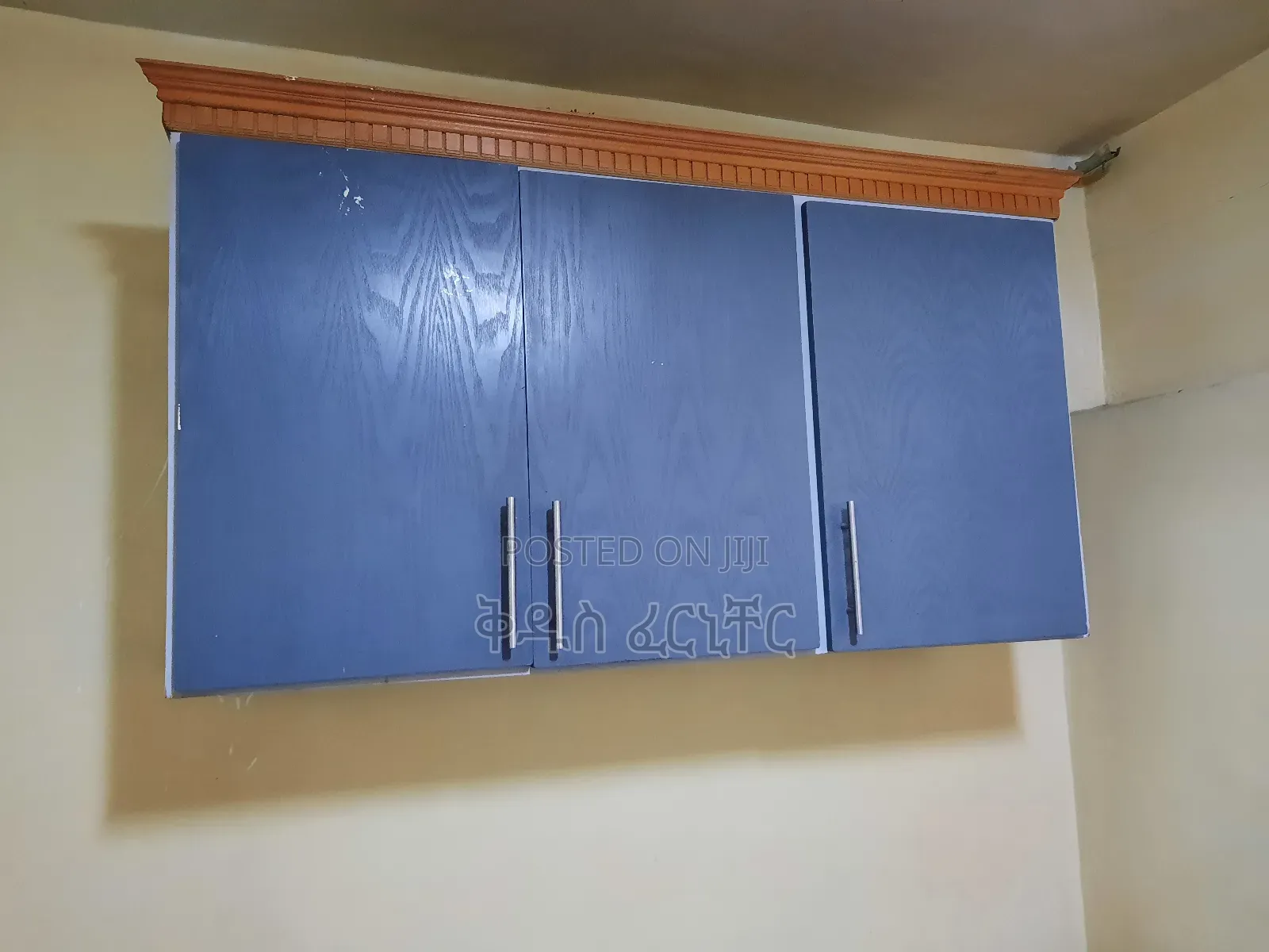 ኦርጅናል እምነበረድ የተገጠመለት ተሰቃይ ኪችን ካብኔት