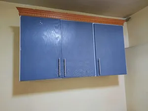 ኦርጅናል እምነበረድ የተገጠመለት ተሰቃይ ኪችን ካብኔት