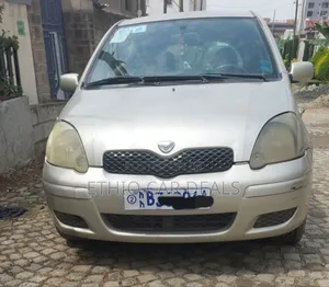 Photo - Toyota Vitz 2004 Gold