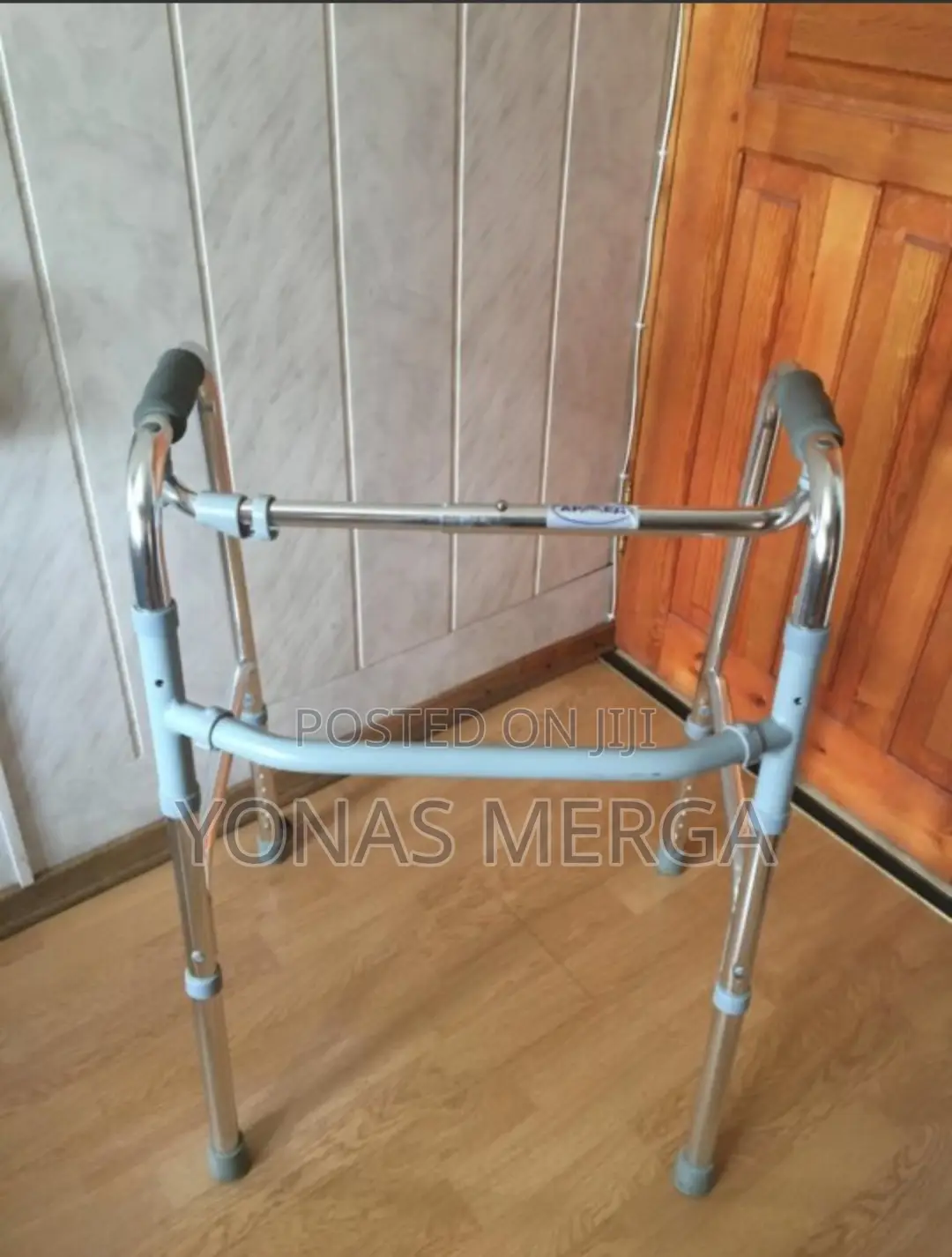 Walkerة麥walking_aid/Four Legs of Which Two Are Having Wheels