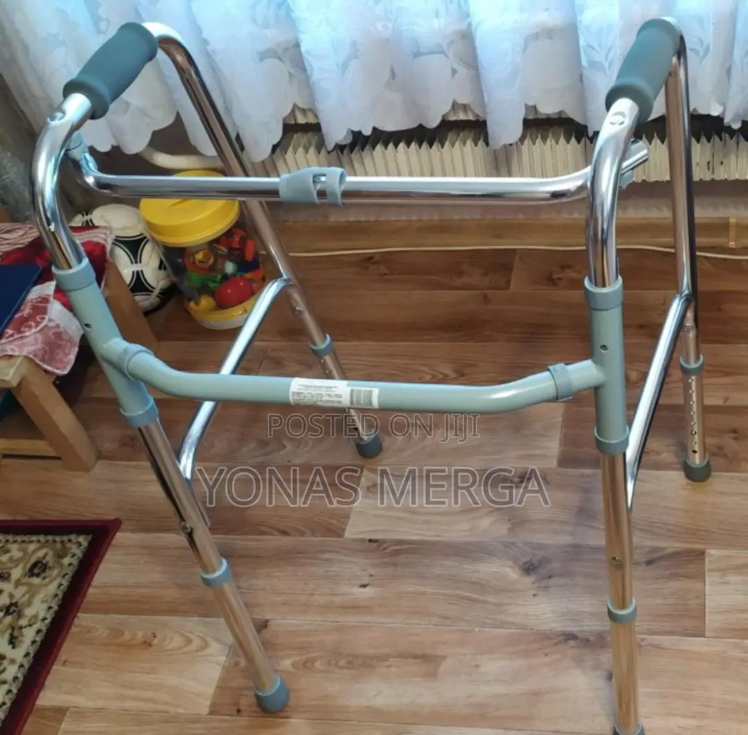 Walkerة麥walking_aid/Four Legs of Which Two Are Having Wheels