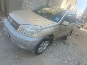 Photo - Toyota RAV4 2005 Gold