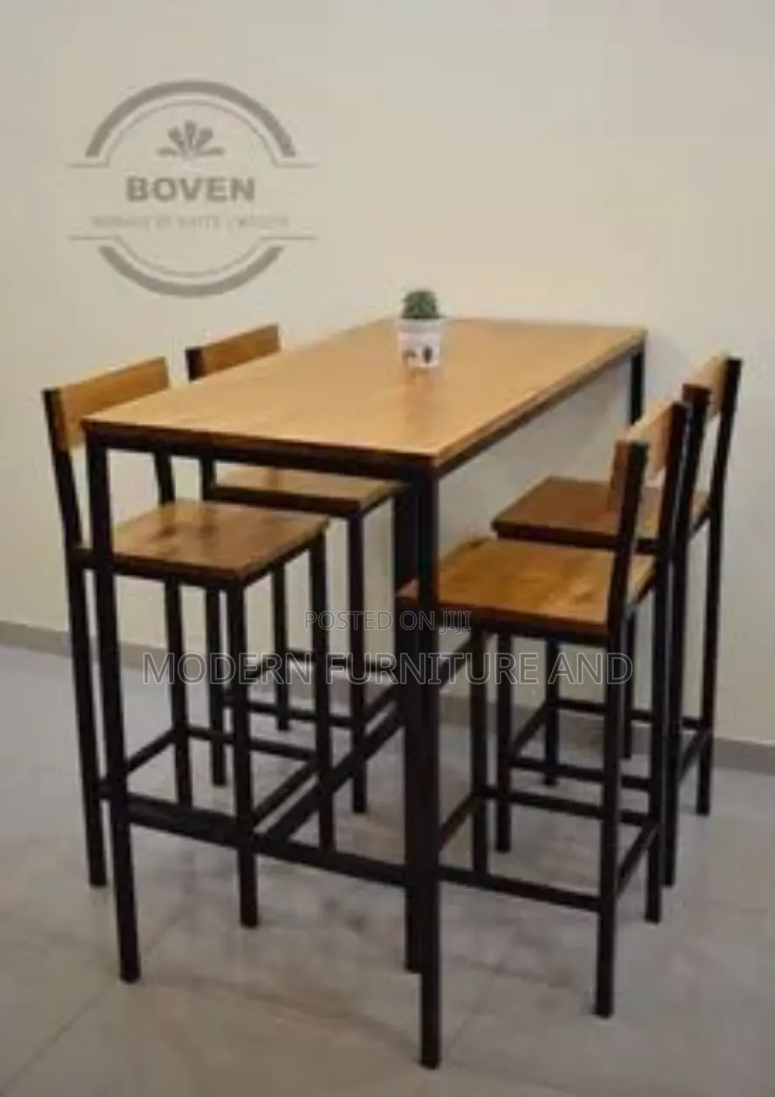 Stylish Dining Table for Your Cafe and Restaurant