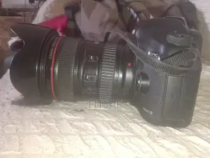 Photo - 5d Markiii With Red Ring Lense