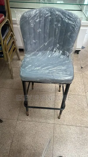 Photo - ጥራት ያለው በከፋይ ጨርቅ የተሰራ Bar Chairs
