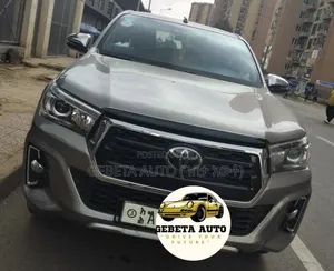 Photo - Toyota Hilux 2019 Silver