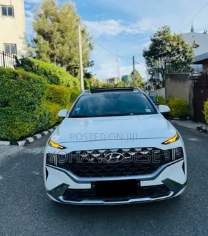Photo - Hyundai Santa Fe 2022 White