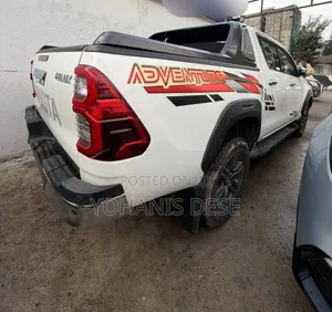 Toyota Hilux 2022 White