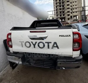 Toyota Hilux 2022 White