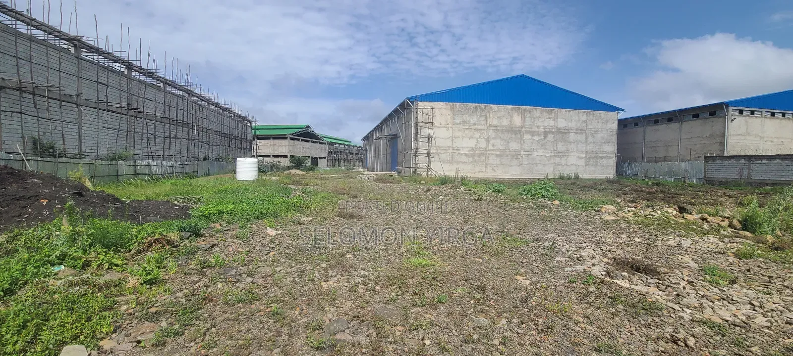 የሚሸጥ መጋዘን አለ