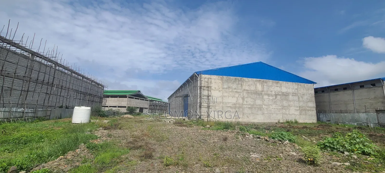 የሚሸጥ መጋዘን አለ